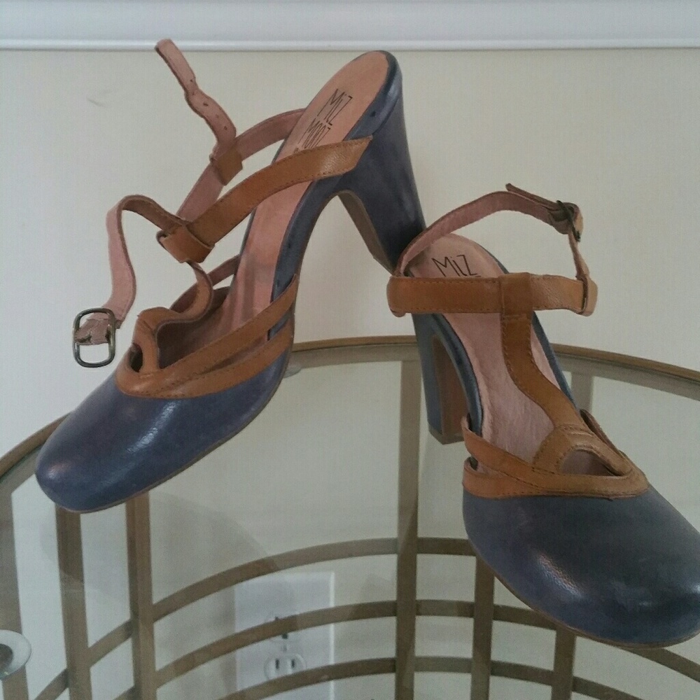 🌼NEW ITEM🌼 NWOT Miz Mooz T Strap Heel